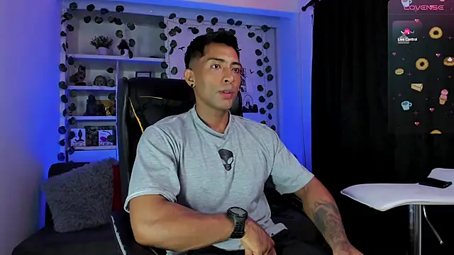 Snapshot of Couple_muscle1 chatting on 12-30-24, 11:49 Couple muscle1 online show from 12-30-24, 11:49