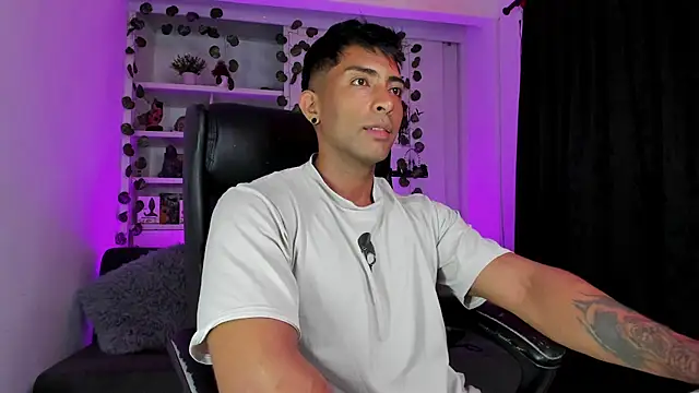 Snapshot of Couple_muscle1 chatting on 01-01-25, 07:09 Couple muscle1 online show from 01-01-25, 07:09