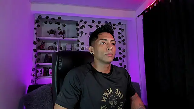 Snapshot of Couple_muscle1 chatting on 01-04-25, 09:20 Couple muscle1 online show from 01-04-25, 09:20