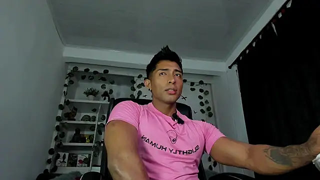 Snapshot of Couple_muscle1 chatting on 01-05-25, 11:12 Couple muscle1 online show from 01-05-25, 11:12