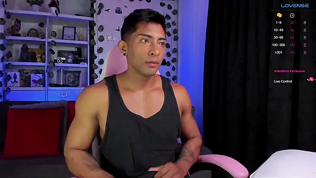 Snapshot of Couple_muscle1 chatting on 01-13-25, 01:06 Couple muscle1 online show from 01-13-25, 01:06