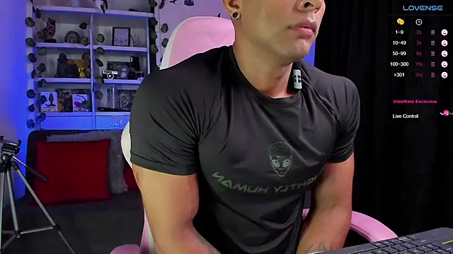 Snapshot of Couple_muscle1 chatting on 01-15-25, 01:41 Couple muscle1 online show from 01-15-25, 01:41