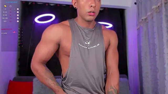 Snapshot of Couple_muscle1 chatting on 02-13-25, 03:03 Couple muscle1 online show from 02-13-25, 03:03