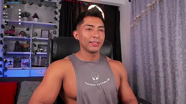 Snapshot of Couple_muscle1 chatting on 02-17-25, 01:53 Couple muscle1 online show from 02-17-25, 01:53