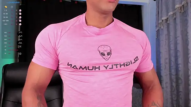 Snapshot of Couple_muscle1 chatting on 02-19-25, 02:12 Couple muscle1 online show from 02-19-25, 02:12