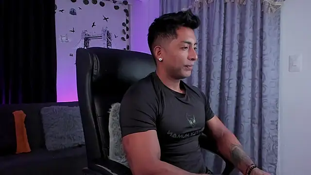 Snapshot of Couple_muscle1 chatting on 03-16-25, 10:20 Couple muscle1 online show from 03-16-25, 10:20