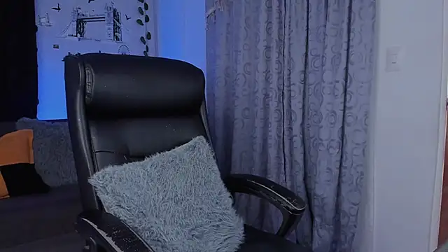 Snapshot of Couple_muscle1 chatting on 03-22-25, 04:15 Couple muscle1 online show from 03-22-25, 04:15