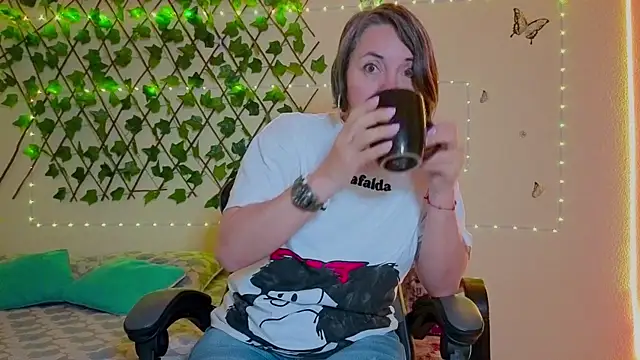 Lady breaks hearts online show from 10-30-25, 10:49