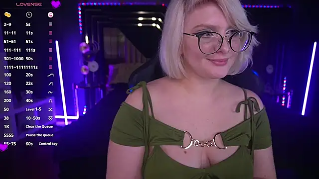 Snapshot of CoolTatis chatting on 02-11-25, 02:35 CoolTatis online show from 02-11-25, 02:35