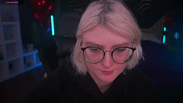 Snapshot of CoolTatis chatting on 02-16-25, 01:27 CoolTatis online show from 02-16-25, 01:27