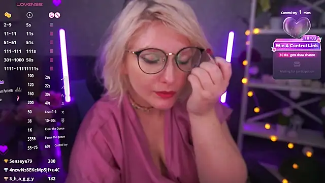 Snapshot of CoolTatis chatting on 02-20-25, 11:32 CoolTatis online show from 02-20-25, 11:32