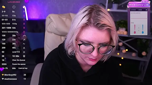 Snapshot of CoolTatis chatting on 03-18-25, 05:21 CoolTatis online show from 03-18-25, 05:21