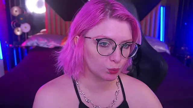 Snapshot of CoolTatis chatting on 09-15-25, 11:21 CoolTatis online show from 09-15-25, 11:21