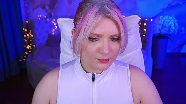 Snapshot of CoolTatis chatting on 10-24-25, 02:35 CoolTatis online show from 10-24-25, 02:35