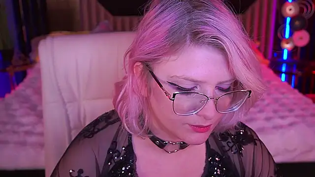 Snapshot of CoolTatis chatting on 11-18-25, 08:08 CoolTatis online show from 11-18-25, 08:08