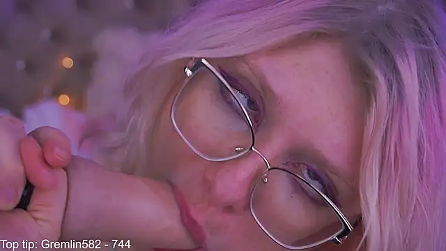 Snapshot of CoolTatis chatting on 11-23-25, 07:35 CoolTatis online show from 11-23-25, 07:35