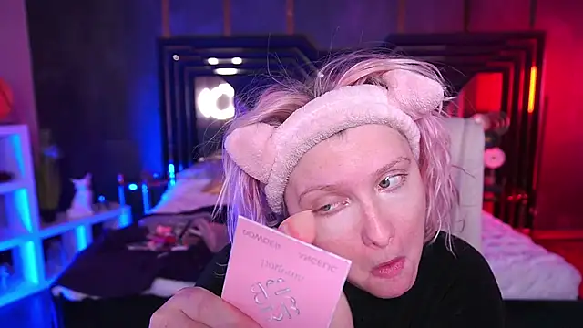 Snapshot of CoolTatis chatting on 11-25-25, 07:41 CoolTatis online show from 11-25-25, 07:41