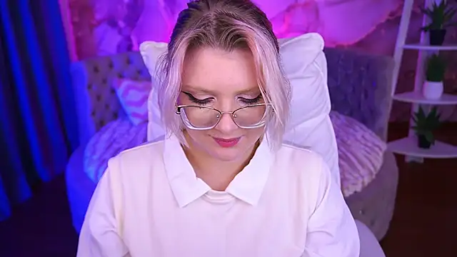 Snapshot of CoolTatis chatting on 11-30-25, 07:01 CoolTatis online show from 11-30-25, 07:01