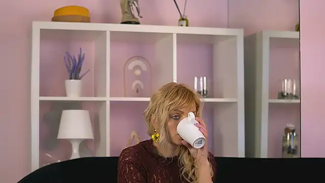 Snapshot of BritneyHudson chatting on 02-10-25, 11:15 BritneyHudson online show from 02-10-25, 11:15