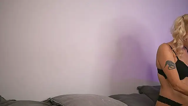 Snapshot of BritneyHudson chatting on 10-20-25, 03:40 BritneyHudson online show from 10-20-25, 03:40