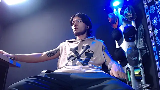 Snapshot of Dicaprioo_ chatting on 02-19-25, 06:43 Dicaprioo online show from 02-19-25, 06:43