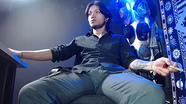 Snapshot of Dicaprioo_ chatting on 02-25-25, 04:00 Dicaprioo online show from 02-25-25, 04:00