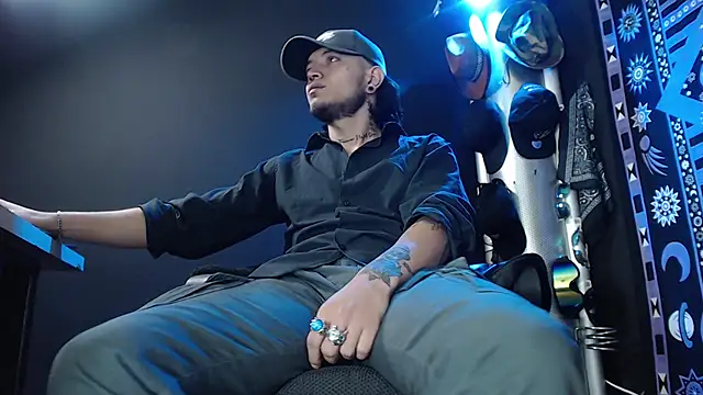 Snapshot of Dicaprioo_ chatting on 02-25-25, 07:03 Dicaprioo online show from 02-25-25, 07:03