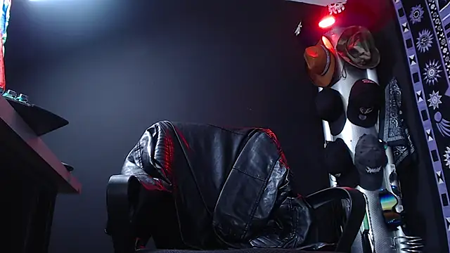 Snapshot of Dicaprioo_ chatting on 03-05-25, 10:10 Dicaprioo online show from 03-05-25, 10:10