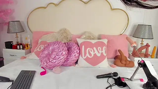 Snapshot of CahitlinBell chatting on 11-12-25, 06:03 CahitlinBell online show from 11-12-25, 06:03