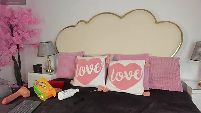 Snapshot of CahitlinBell chatting on 11-25-25, 05:40 CahitlinBell online show from 11-25-25, 05:40