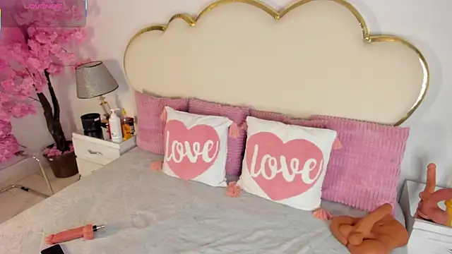 Snapshot of CahitlinBell chatting on 11-26-25, 05:30 CahitlinBell online show from 11-26-25, 05:30