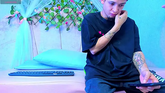 Snapshot of kendalltaylorr chatting on 01-12-25, 09:30 kendalltaylorr online show from 01-12-25, 09:30