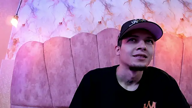 Snapshot of kendalltaylorr chatting on 10-15-25, 12:05 kendalltaylorr online show from 10-15-25, 12:05