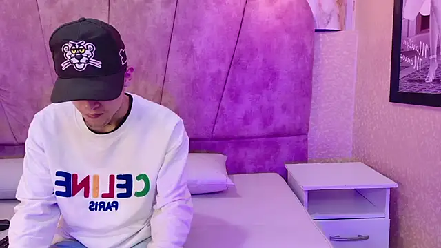 Snapshot of kendalltaylorr chatting on 10-23-25, 12:15 kendalltaylorr online show from 10-23-25, 12:15