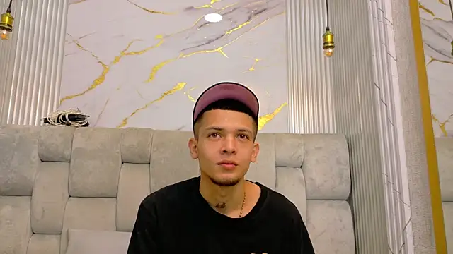 Snapshot of kendalltaylorr chatting on 11-20-25, 12:49 kendalltaylorr online show from 11-20-25, 12:49