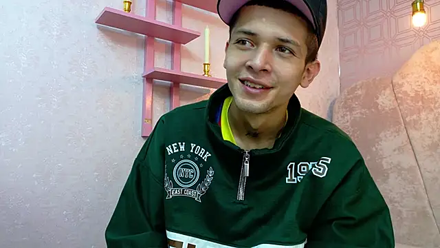 Snapshot of kendalltaylorr chatting on 12-04-25, 12:36 kendalltaylorr online show from 12-04-25, 12:36