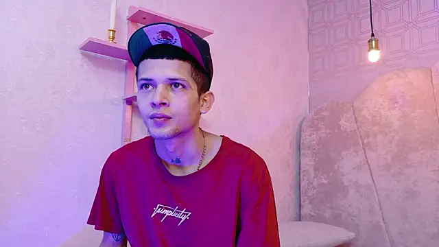 Snapshot of kendalltaylorr chatting on 12-05-25, 12:36 kendalltaylorr online show from 12-05-25, 12:36