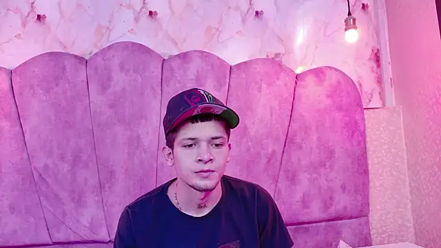 Snapshot of kendalltaylorr chatting on 12-18-25, 12:44 kendalltaylorr online show from 12-18-25, 12:44