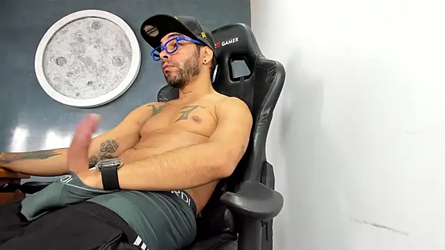 Snapshot of Bryan_Bronx chatting on 02-05-25, 03:20 Bryan Bronx online show from 02-05-25, 03:20