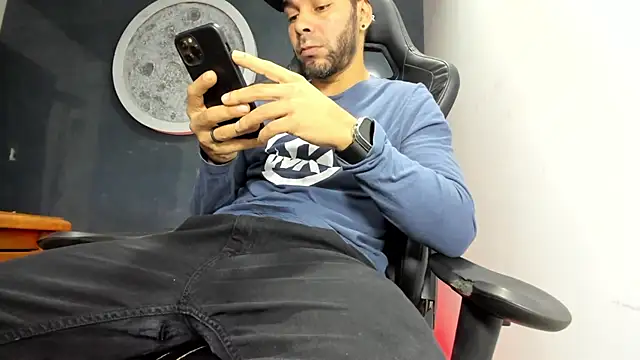 Snapshot of Bryan_Bronx chatting on 03-08-25, 11:18 Bryan Bronx online show from 03-08-25, 11:18