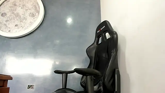 Snapshot of Bryan_Bronx chatting on 09-17-25, 01:24 Bryan Bronx online show from 09-17-25, 01:24