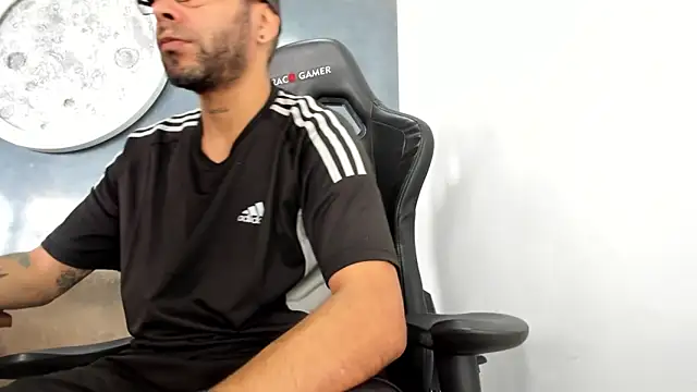 Snapshot of Bryan_Bronx chatting on 10-16-25, 03:02 Bryan Bronx online show from 10-16-25, 03:02