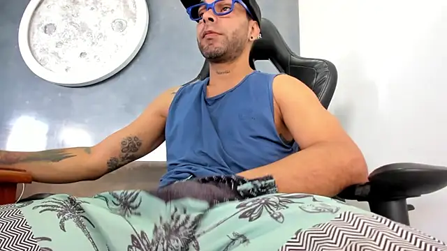 Snapshot of Bryan_Bronx chatting on 10-18-25, 02:07 Bryan Bronx online show from 10-18-25, 02:07