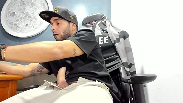 Snapshot of Bryan_Bronx chatting on 10-25-25, 02:08 Bryan Bronx online show from 10-25-25, 02:08