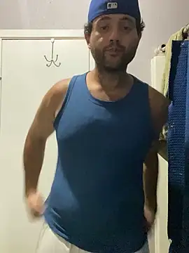 Snapshot of 817raul chatting on 09-11-25, 08:14 817raul online show from 09-11-25, 08:14