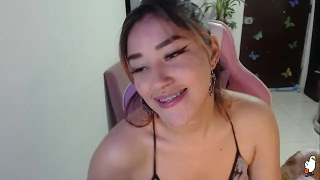 Snapshot of littleangel1_m chatting on 10-20-25, 10:10 littleangel1 m online show from 10-20-25, 10:10