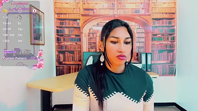 Snapshot of khiara_moretti chatting on 03-14-25, 11:00 khiara moretti online show from 03-14-25, 11:00