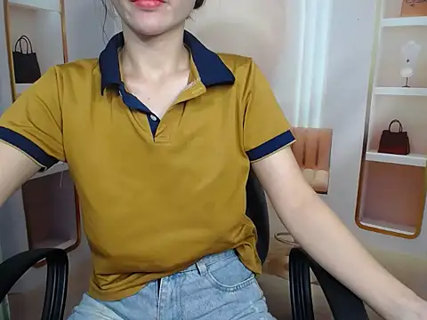 Snapshot of Love_bug15 chatting on 09-15-25, 02:00 Love bug15 online show from 09-15-25, 02:00