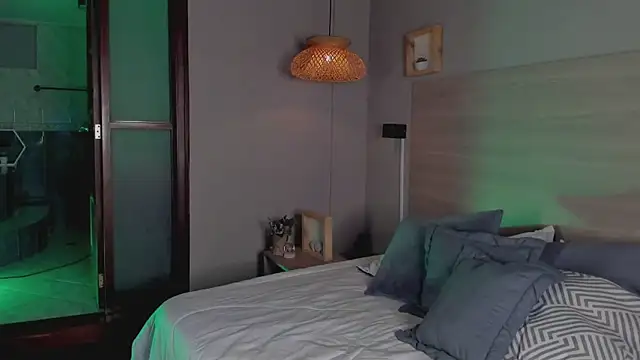 nayah   online show from 09-18-25, 08:00