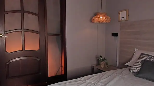 nayah   online show from 04-25-26, 07:44